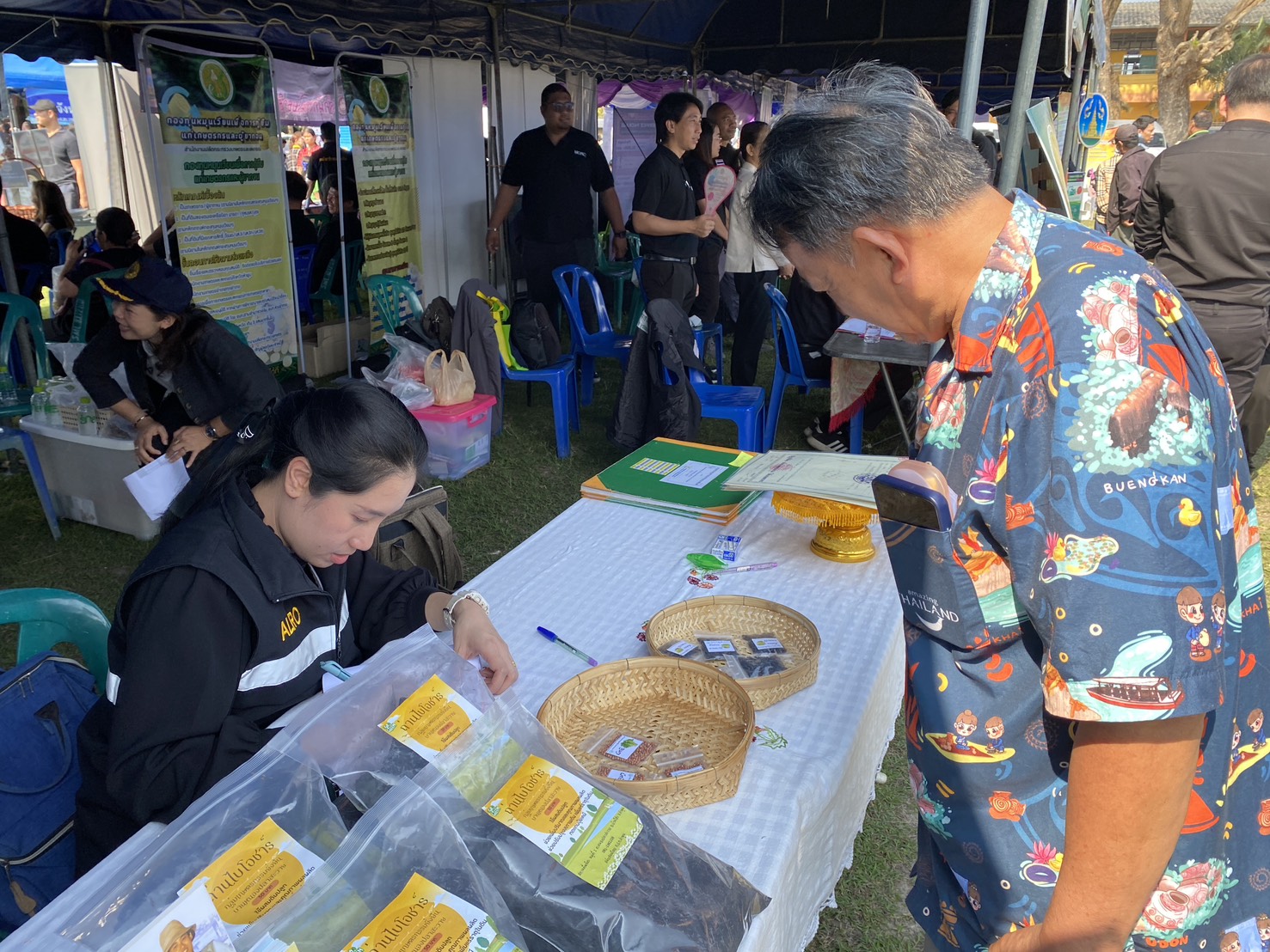 title - นางปรารถนา ชัยญานะ ปฏิรูปที่ดินจังหวัดลำพูน พร้อมด้วยเจ้าหน้าที่ส.ป.ก.ลำพูน ร่วมจัดกิจกรรม “หน่วยบำบัดทุกข์ บำรุงสุข จังหวัดลำพูนเคลื่อนที่